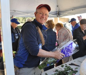 2013-12-29 - Dick Unwrapping Roses at Sierra Madre Float, Sierra Madre, CA