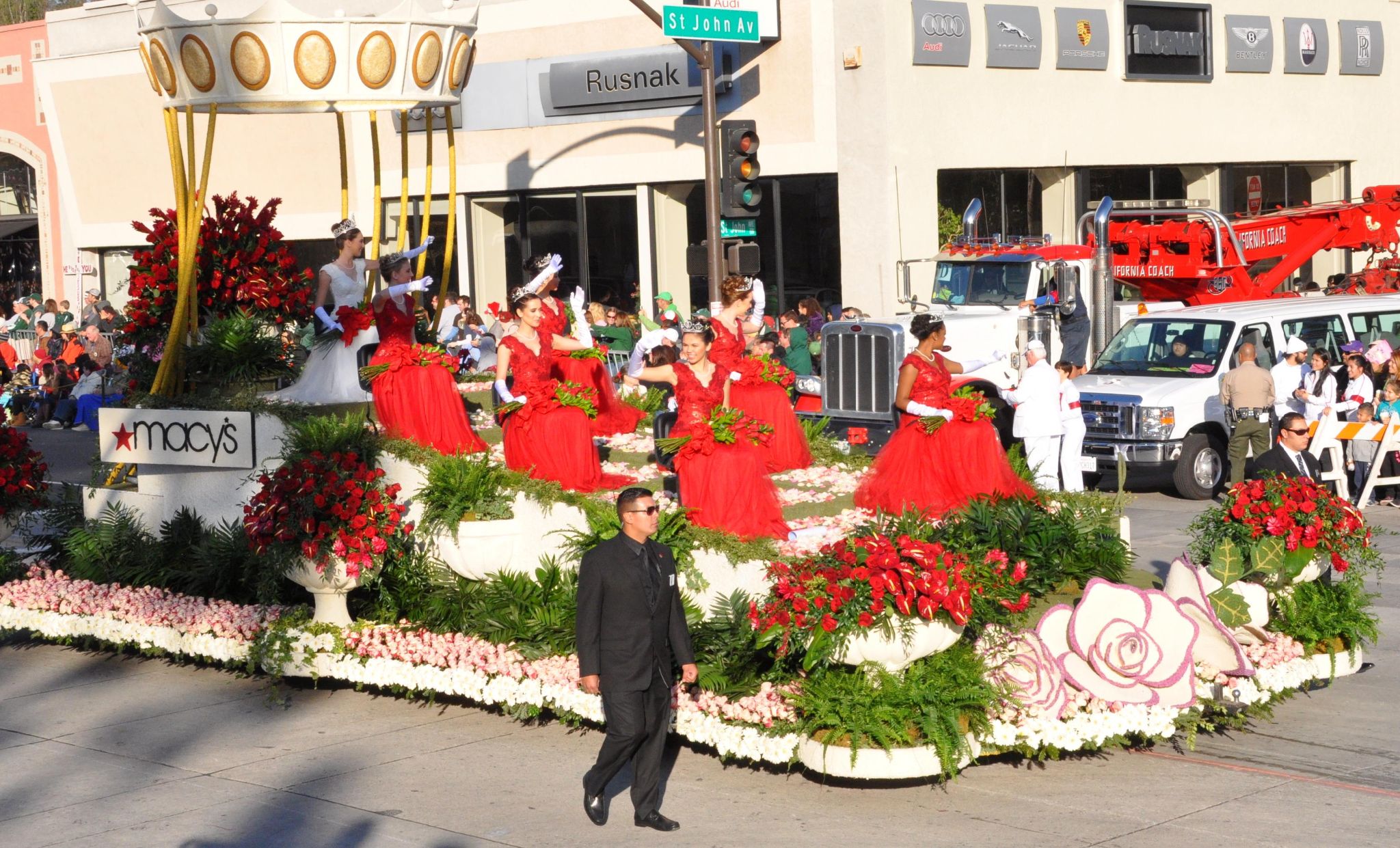 Macy's - Queen and Princesses (a), Tournament of Roses Parade, Pasadena, CA - 2014-01-01