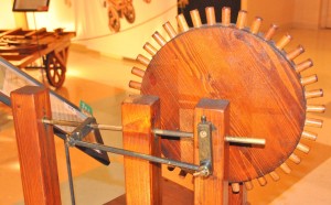 Many of Da Vinci’s machines required one type of motion to be transferred into another mode of movement.  Here, he has designed a device to change the circular motion of the crank into alternating, linear motion … a common requirement in many of today’s machines and vehicles.