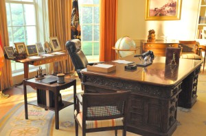 Gerald R. Ford Presidential Museum (l3 - Oval Office - President's Desk), Grand Rapids, MI - 2104-08-28