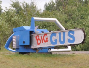 Big Gus, which is 23 feet long and is powered by a V-8 engine. The large chain cycles with a terrifying rumble, though restrained from being fully revved up! and World’s Largest Rifle
